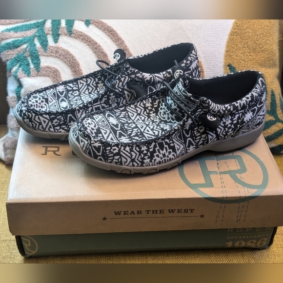 NWT Women's Roper Chillin' Aztec Driving Moc Chukkas - Picture 2 of 10